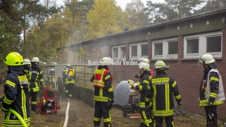 Atemschutztrupps gehen zur Menschenrettung in den verrauchten Keller vor.