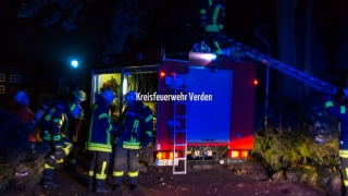 Feuerwehrleute rüsten sich mit Atemschutz aus.