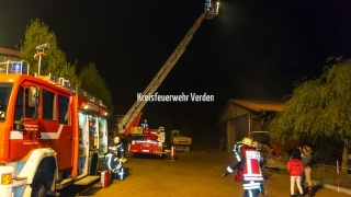 Die Drehleiter wird zur Brandbekämpfung in Stellung gebracht.