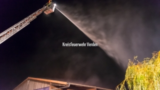 Wasserabgabe über die Drehleiter.