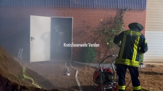 Ein Lüfter wird in Stellung gebracht um die Maschinenhalle zu entrauchen.