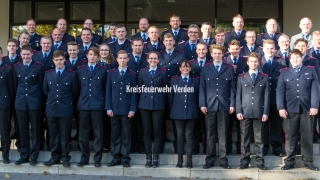 Lehrgangsfoto der Truppmann 1 der Gemeinde Kirchlinteln Ausbildung mit Teilnehmern, Ausbildern und Prüfer.