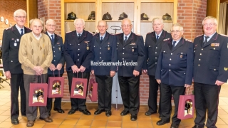 Hermann Fahrenholz (Mitte) mit den geehrten Teilnehmern aus den Städten und Gemeinden sowie Kreisbrandmeister Hans-Hermann Fehling (links).
