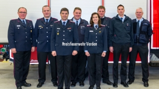 Kreisausbildungsleiter Lutz Mahlstedt (links) sowie der stellvertretende Kreisausbildungsleiter Thorsten Zölle (rechts) mit sechs der insgesamt elf neuen Kreisausbilder.