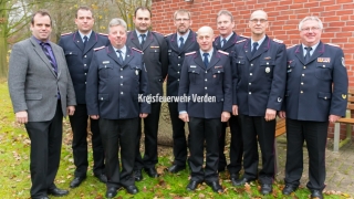 v.l.: Landrat Peter Bohlmann, Torsten Müller (stv. Gemeindebrandmeister Kirchlinteln), Andreas Wilms (stv. Gemeindebrandmeister Thedinghausen), Mario Rosebrock, (stv. Stadtbrandmeister Verden), Heino Willenbrock (stv. Gemeindebrandmeister Ottersberg), Wolfgang Wendt (Kreisschirrmeister, Bronzene Ehrennadel), Hartmut Dallmann (ausgeschiedener Kreisausbilder), Kreisbrandmeister Hans-Hermann Fehling.