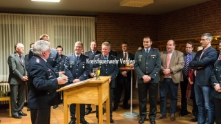 Kreisbrandmeister Hans-Hermann Fehling mit Gästen des Neujahrsempfanges, darunter Landrat Peter Bolhmann, der ersten Kreisrätin Regina Tryta, Polizeiinspektionsleiter Uwe Jordan sowie Stadt- und Gemeindebrandmeister.