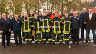 Lehrgangsfoto mit den Kreisausbildungsleitern Lutz Mahlstedt und Thorsten Zölle, Lehrgangsleiter Hans-Dieter Müller (von links) sowie Fachdienstleiter Christian Groth, Kreisatemschutzbeauftragter Jens Gieschen und Kreisbrandmeister Hans-Hermann Fehling (von rechts).