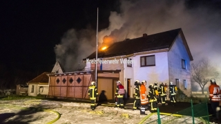 Bei Eintreffen der ersten Rettungskräfte stand der Anbau bereits in Vollbrand und die Flammen hatten bereits auf den Dachstuhl des Wohnhauses übergegriffen.