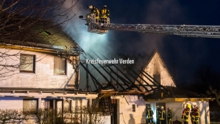 Mit einer Drehleiter wurde das Dach teilweise geöffnet, da der Brand sich auf die Wärmedämmung ausgebreitet hatte.