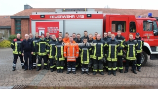 Lehrgangsfoto des Jubiläumlehrganges mit den Ausbildern um Lehrgangsleiter Klaus Krause (2. v.l.).