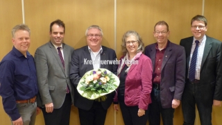 Kreisbrandmeister Hans-Hermann Fehling (3.v.l.) mit seinen beiden Stellvertretern Peter Schmidt und Olaf Dykau sowie Landrat Peter Bohlmann, der Ersten Kreisrätin Regina Tryta und Fachdienstleiter Ordnung und Verkehr Christian Groth.