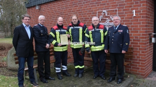 Die geehrten Ausbilder mit Fachdienstleiter Christian Groth, dem stellvertretenden Kreisausbildungsleiter Thorsten Zölle (v.l) sowie Kreisbrandmeister Hans-Hermann Fehling (rechts).