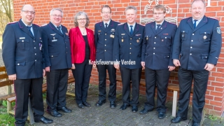 v.l.: Lutz Schröder, Kreisbrandmeister Hans-Hermann Fehling, Erste Kreisrätin Regina Tryta, Olaf Dykau, Peter Schmidt, Dennis Köhler, Harald Penner.
