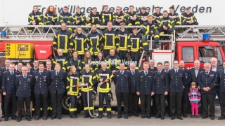Lehrgangsfoto mit allen Teilnehmern, Ausbildern, Prüfern sowie Ehrengästen. Lehrgangsfoto mit allen Teilnehmern, Ausbildern, Prüfern sowie Ehrengästen.