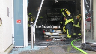 Ablöschen des brennenden PKW im Eingangsbereich des Rathauses.