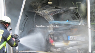 Das Fahrzeug wurde im Einsatzverlauf aus dem Eingangsbereich herausgezogen um Nachlöscharbeiten an diesem durchführen zu können.