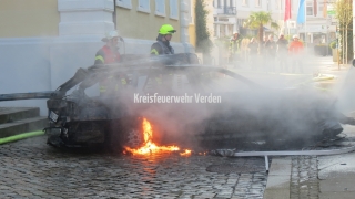 Flamme am herausgezogenen PKW.