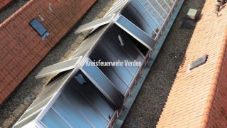 Am Rathausgebäude entstanden durch Brandrauch erhebliche Schäden.