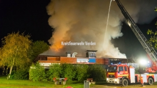 Da ein Innenangriff nicht mehr möglich war, gingen die Kräfte von außen unter anderem über drei Drehleitern gegen den Brand vor.