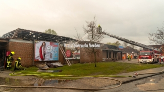 Die umfangreichen Nachlöscharbeiten zogen sich bis in die Mittagsstunden hin.