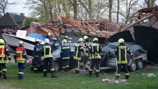 Parallel dazu wurde begonnen die Schadensstelle händisch zu räumen.