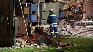 Ein speziell ausgebildeter Trümmersuchhund des THW im Einsatz.