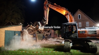 Ein Bagger unterstützte im späteren Einsatzverlauf die Sucharbeiten.