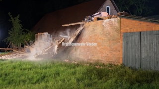 Neben dem Entfernen größerer Trümmerteile riss der Bagger auch mit größter Vorsicht stehengebliebene, aber stark einsturzgefährdete Gebäudeteile ein.