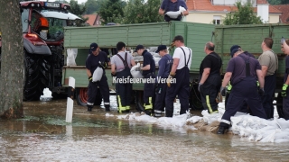 Verbau von Sandsäcken durch die KFB Verden.