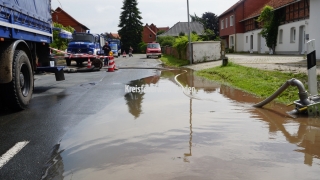 Am Donnerstagmorgen zeigten die getroffenen Maßnahmen Wirkung - der Wasserpegel im Ort sank deutlich.