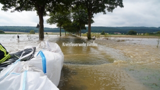 Wasserströmung entlang des Notdeiches.