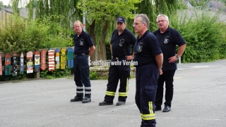 Olaf Dykau (stv. Kreisbrandmeister), Jens Rebers (stv. Bereitschaftsführer), Joachim Schmidt (Bereitschaftsführer) und Hans-Hermann Fehling (Kreisbrandmeister) sprachen den Einsatzkräften vor der Rückreise großes Lob und Anerkennung für ihren kräftezerrenden Einsatz aus.