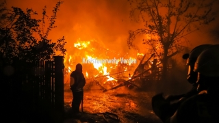 Das Gebäude brannte bis auf die Grundmauern nieder, ebenso wurden nahezu alle eingelagerten Heuballen vernichtet.
