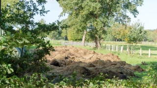 Das auseinander gezogenen und abgelöschte Heuballen.