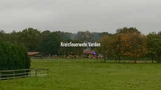 Löscharbeiten am Wohngebäude.
