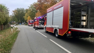 Einsatzfahrzeuge vor Ort.