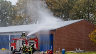Brandbekämpfung an einem Gebäude auf dem THW-Wasserübungsplatz durch die Gemeindefeuerwehr Dörverden.