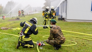 Brandbekämpfung an einem Gebäude auf dem THW-Wasserübungsplatz durch die Gemeindefeuerwehr Dörverden.