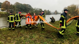 Ausbringen einer Ölsperre im Hafenbecken des THW-Wasserübungsplatzes.