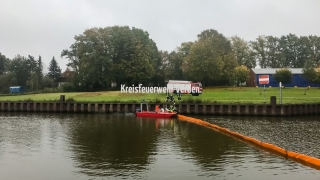 Ausbringen einer Ölsperre im Hafenbecken des THW-Wasserübungsplatzes.