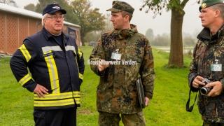 Kreisbrandmeister Hans-Hermann Fehling im Gespräch mit Offizieren der Bundeswehr.