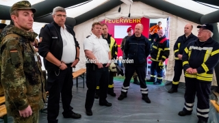 Lagebesprechung mit Verantwortlichen von Feuerwehr, Bundeswehr, Wasserschutzpolizei sowie Verwaltung.