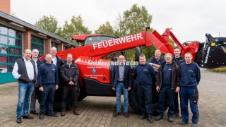 Fahrzeugübergabe des Teleskopladers an Kreisschirrmeister Wolfgang Wendt (3.v.l.) im Beisein von Ronny Triebsch und Ronald Möller (v.l.).