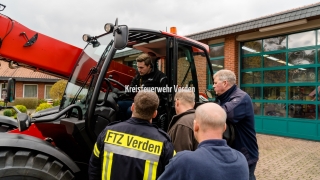 Einweisung der FTZ-Mitarbeiter durch einen Vertreter des Herstellers JCB.