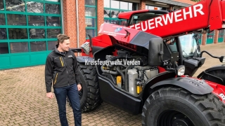 Fredric Wübbe von JCB erläutert die Vorteile des im eigenen Haus gefertigten Motors.