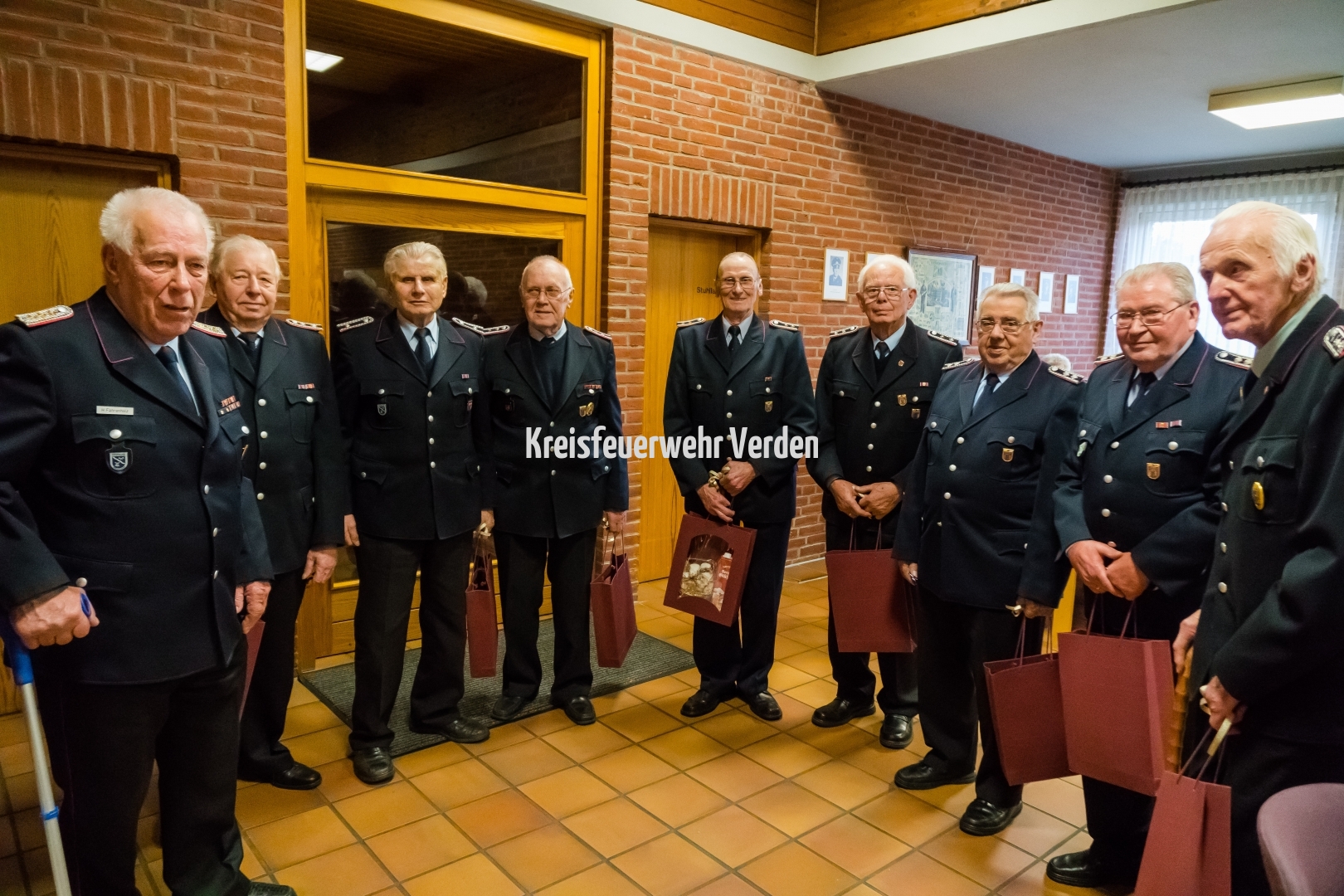 Hermann Fahrenholz mit den ältesten Teilnehmern aus den acht Städten und Gemeinden des Landkreises.