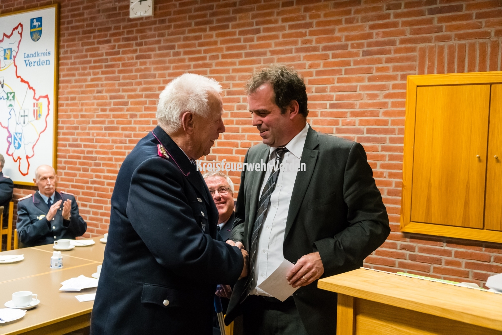 Landrat Peter Bolhmann (rechts) sprach Hermann Fahrenholz für sein langjähriges und vielfältiges ehrenamtliches Engagement Dank und Anerkennung aus.