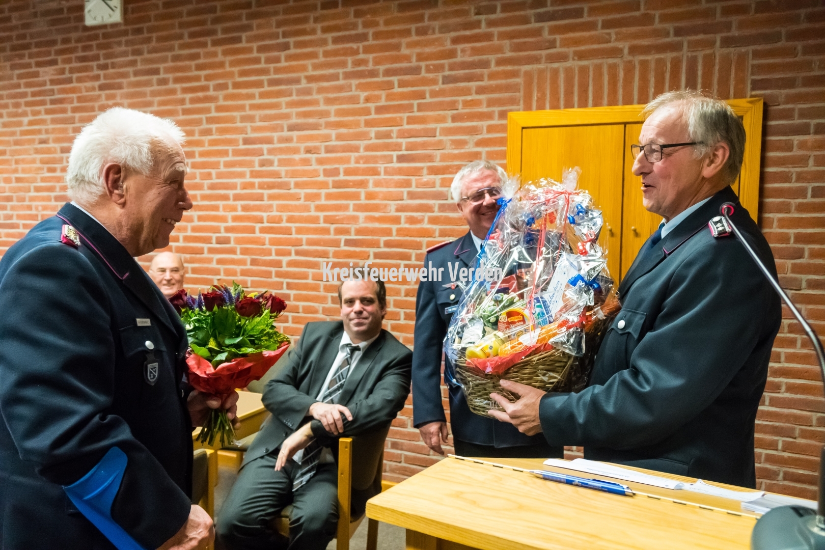 Übergabe eines Präsentes an Hermann Fahrenholz im Beisein von Landrat Peter Bohlmann und Kreisbrandmeister Hans-Hermann Fehlung durch den neuen Kreis-Seniorenbeauftragten Heinrich Bodenstab (v.l.).