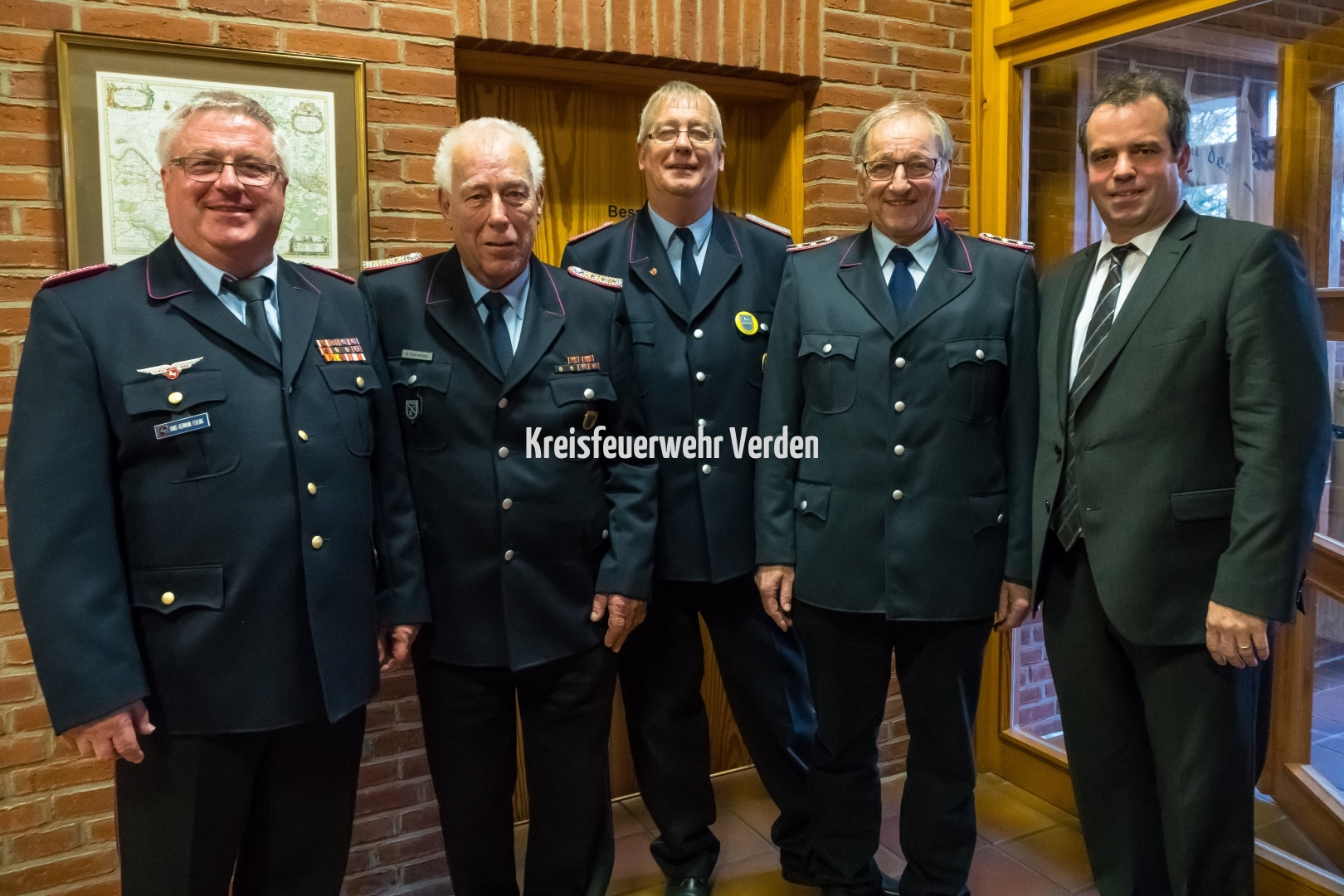 (v.l.) Kreisbrandmeister Hans-Hermann Fehling, bisheriger Vorsitzender Hermann Fahrenholz, neuer stellvertretender Vorsitzender Reinhard Brandt, neuer Vorsitzender Heinrich Bodenstab sowie Landrat Peter Bohlmann.