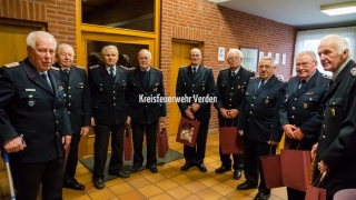 Hermann Fahrenholz mit den ältesten Teilnehmern aus den acht Städten und Gemeinden des Landkreises.